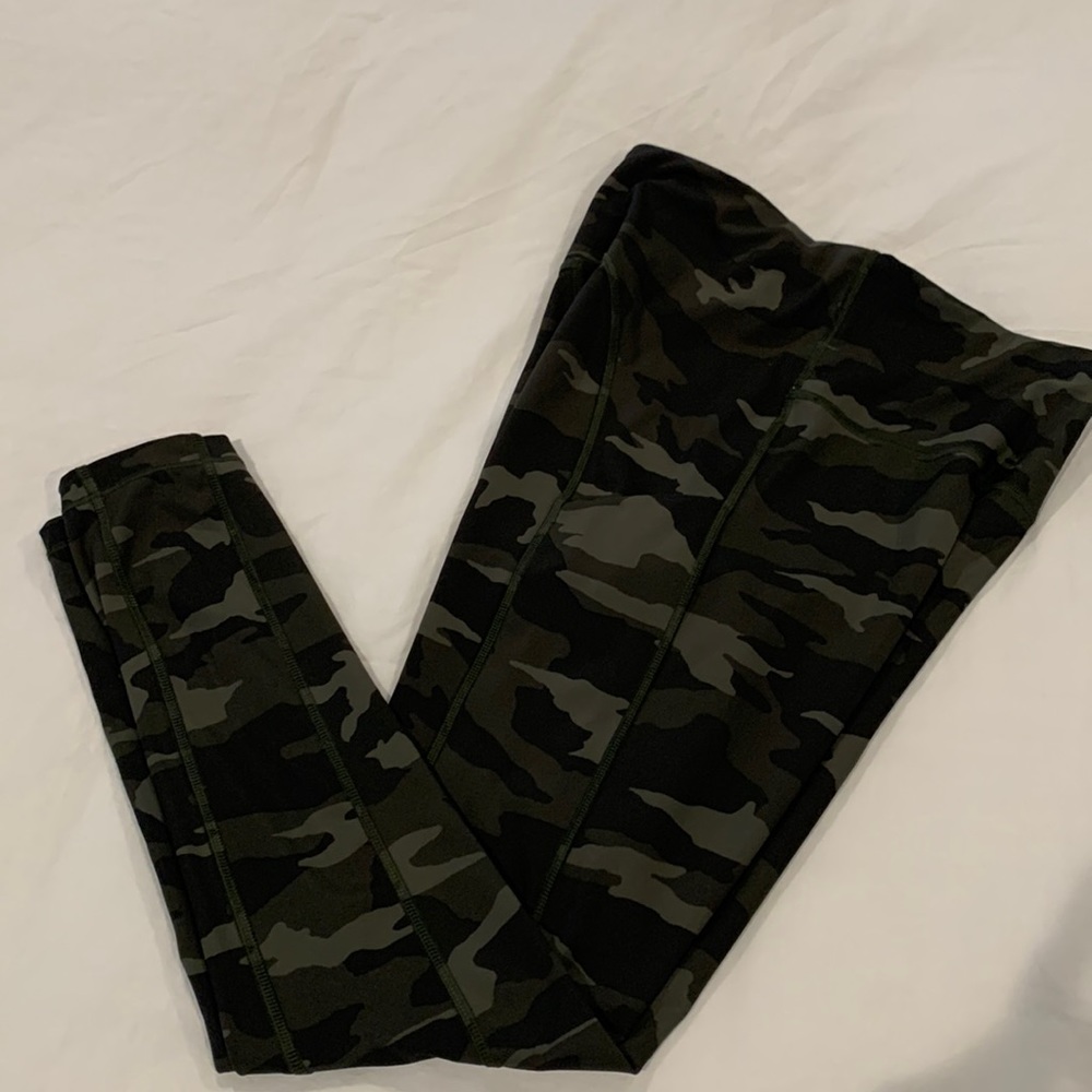 Athleta 7/8 camo tight w stash pocket